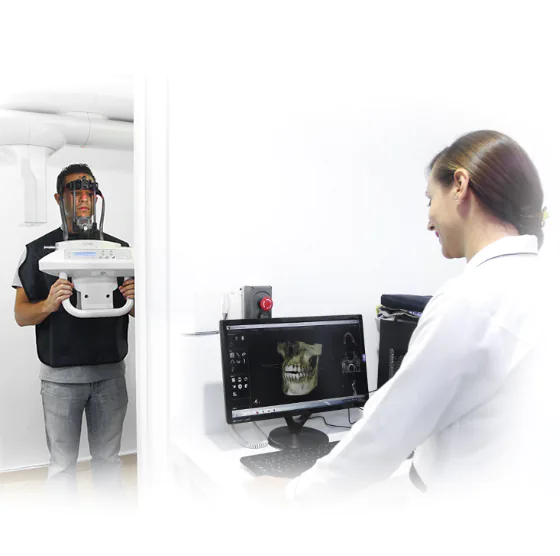 cancun dental design´s dentist doing an 3D Xray on a patient for jaw surgery